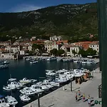 Riva 5 * Komiža