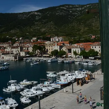 Riva 5 * Komiža