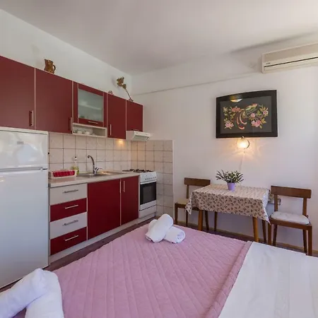 Riva 5 * Komiža